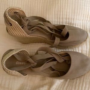 New / Never worn Soludos wedges